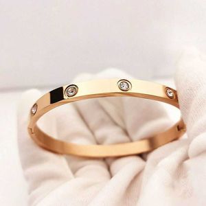 Carretti Bracciale 18K Rose in oro rosa Titanio in acciaio Bracciale Instagram piccolo e popolare design luminoso Lumo personalizzato Edizione coreana Edizione ardente