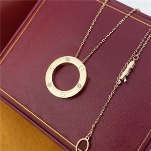 Aldrig bleka 18k guldpläterade kärleksmycken för kvinnans varumärkesdesigner hängen halsband mode ovala låsande pärlor kedja smycken guld tillbehör gåvor ingen låda