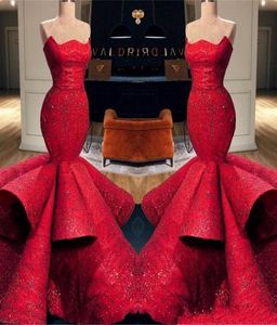2021 Röd arabiska sjöjungfru aftonklänningar Runway stropplös rygglös ruched satin prom klänningar spetsapplikationer paljett parti dr1832627