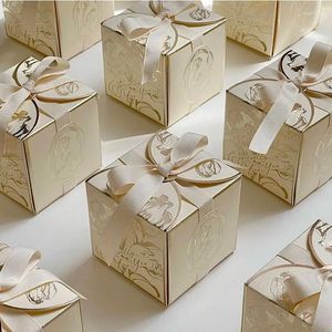Geschenkverpackung 50pcs Leichte Luxus Tulpbox mit Bandbonbon -Schokoladenverpackungskästen Hochzeit Geburtstag Babyparty Party Gunst für Gast