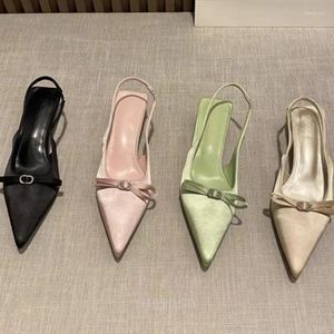 Sandaler 2024 Luxury Fashion Satin Silk Sling Kvinnor Pekade tå Rhinestone Buckle Pumps Ladies Elegant Kitten Heel Party Shoes