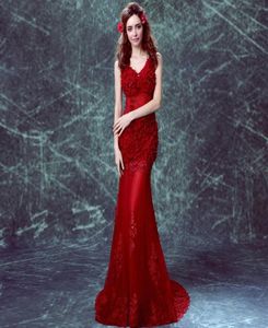 Elegant anpassad blomma tyll lång röd sjöjungfru brudtärna klänningar plus storlek vneck spets upp golvlängd vestidos de dama de heder fo8687504