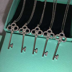 Designer Brand Sweater Chain High Edition Tiffays Key Necklace Womens Classic Iris Crown Pendant 18K Rose Gold Hollow Long
