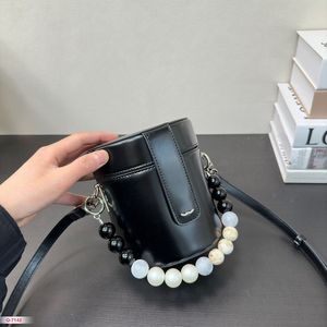 Designer Womens Pearls Chain Vanity Bucket Nero Borse trapunte Bildate Cinturino in pelle Spalla a traversa di grande capacità SACUCHE PURA SACUCHE OUTDOOR 14X15CM