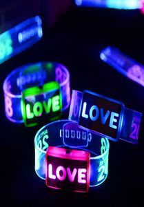 Haoxin Handgelenk Armbänder LED Dance LED Light Up Toys Glow Happy Armband Blitzwaffen Band Spielzeug Weihnachtsfestival Event Party Supp6818926