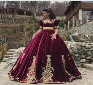 2019 Long Velvet Princess Quinceanera klänningar med guldspets Applique Kort ärmar Formella festkvällsklänningar6703356