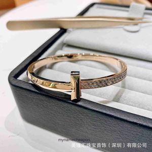 Hochwertiger Tiffancy Designer Bangle 1to1 Promi gleiche Stil Armband V Gold Plated Micro Set Diamond Fashion Wide Button Switch -Form -Paar Armband für Frauen