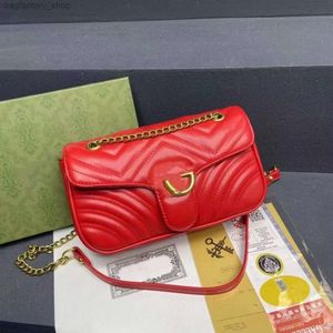 El çantası tasarımcısı,% 50 indirim ile markalı kadın çantaları satıyor Yeni Seri Omuz Sırt Çantası