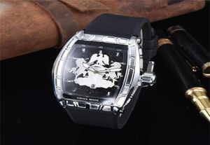 2020 Ny högkvalitativ sportklocka Fashion Skeleton Hollowed Dial Men Woman Quartz Watch Hela 4564841