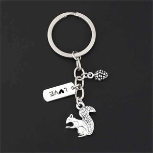 Keychains Lanyards 1pc bedårande ekorre Love Eat Pine Cone Keychain Finding Animal Pendant For Best Friend Gift Jewelry Dropshipping E2696 Q240403