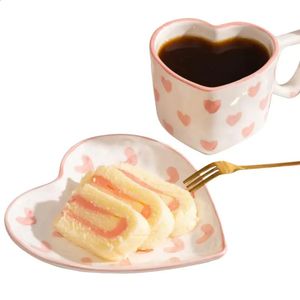 ハート型のコーヒーマグセットセラミックミルクカップ磁器の食器ギフトロマンチックティーカップとキッチン用ソーサー240407