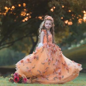 Klänningar senaste färgglada blommaflickor klänningar 2017 skräddarsydd Littlevneck -tävlingsklänning med handgjorda blommor glamorösa vackra flickor ons