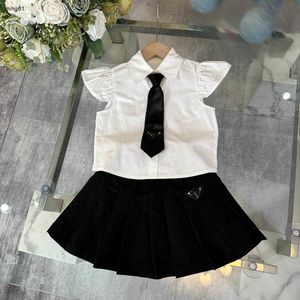 Märke barn designer kläder flickor overskirt baby spårdräkter storlek 110-160 cm campus stil slips dekoration skjorta och veckad kjol 24 april