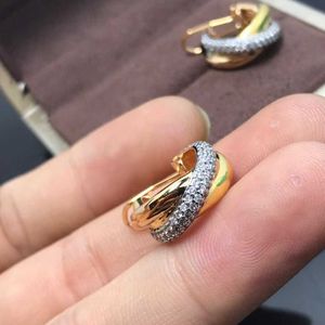 Brincos de luxo leve Cartão de designer de três anel separação de cores embrulhada na moda e de ponta brincos embutidos de diamante em estilo francês com logotipo