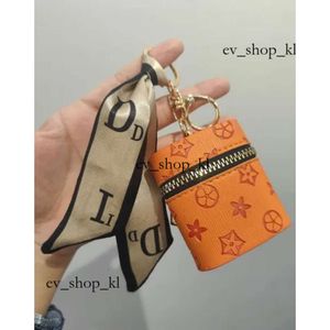 Lousis Vouton Bag Keychain Creativity PRYOPIA COIN PROSE PENDANT CHARM JEWELRY FASHION PU LEATHER FLOWER GRID 69 LOUSEVIUTIONBAG KEYCHAIN