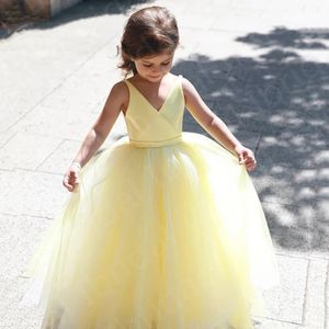 Zu verkaufen gelbe Blumenmädchen Kleider Ballkleid Kids Kids Party S ärmellosen Kind formelle Verschleiß aus Baby V Ausschnitt 240326