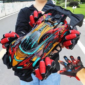 WLTOYS DRIFT RC CAR MED LED -lampor Musik 2.4G Glove Gesture Radio Remote Control Spray Stunt Car 4WD Electric Children Toys 240311