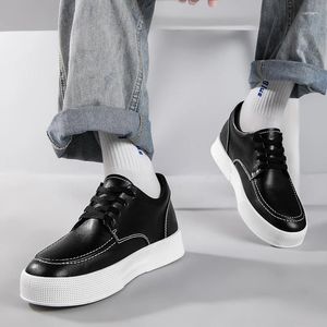 Lässige Schuhe dicker Soled-Mens Leder-On-Outdoor-Flachmodetsportarten Schwarz-Weiß-Mischfarben Sneaker Luxus-Slattern