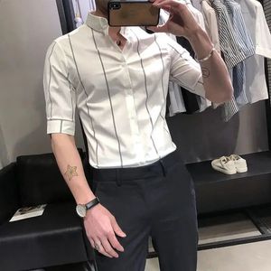 Fashion Men Shirt Elastic Koreanische Version Trend gestreift Longsleeved Basic Free Casual Kleider Shortsleeved A3410 240322