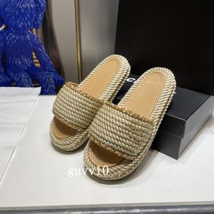 2024 Summer Nuova catena di moda Ladies Slipers Sandali di lusso Donne Scarpe da spiaggia per spiaggia all'aperto Flip Flops Flop