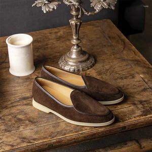 Casual Shoes Piergitar Brown Suede Natural Sole Loafers Lämpliga för vardagskläder Brittisk design Klassisk handgjorda slip-on män tofflor
