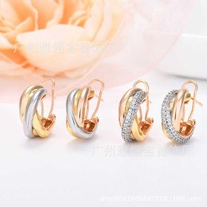 Designer di lusso leggero Famiglia Gold Card Famiglia di colore francese a tre anelli avvolti Diamond Diamond Earclasp con logo