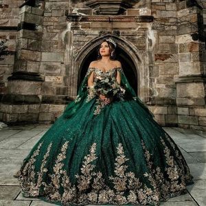 Emerald Green Off the Shoulder Quinceanera klänningar Guld Applique Lace Pärlad bollklänning Vestidos de 15 Anos Sweet 16