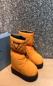 Luxury Women039S Snow Boots Triangle Logo Decoration Cilk Cotton Inner غير النابض الخارجي المرتدي 2976783