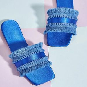 Terlik göz alıcı mavi slayt sandaletleri kadın saçak pom dekor saten düz