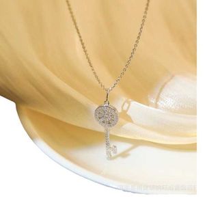 Designer's Gold Plating High Edition Brand Key Necklace Womens Nuovo ciondolo di girasole a diamante Full Diamond Small Snowflake Iris Collar Chain Fv35