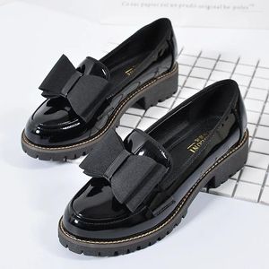 Casual Shoes British Preppy Style Patent Leather Girls Bow-Knot Dekorera platta Creepers Women Greenow Slip On Espadrilles Mujer Size 42