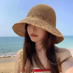 Breda breim hattar hink sommaren kvinnor stråhatt display ansikte liten hink stor strand och solnedgång havet q240403