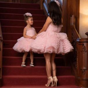 Klänningar 2021 Mor och dotter Cupcake Pink Flower Girl Dresses For Weddings Jewel Neck Tiersed Ruffles Ball klänning Kort kullflickor sida