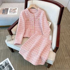 Tvådelad klänning kvinnor elegant retro tweed parfym kostym jacka topp och kjol två-stycken rosa kostym vinter jacquard festklänning 3xlc240407