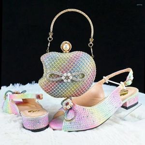 Scarpe eleganti Rainbow Women and Bag Set per abbinare le donne africane Sestate Teli inferiori Sandali