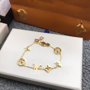 Klassische Armbänder Armreifen 18k Gold plattiert Edelstahl Blütenbrief Anhänger Liebhaber Geschenk Armband Manschette Kette Frauen Armband für Geburtstagsgeschenk