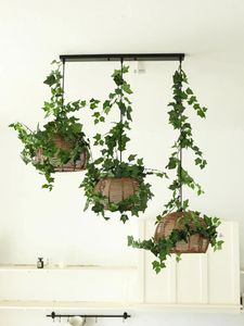 Dekorativa blommor Artificial Green Plant Rattan Ivy för vardagsrum Luftkonditionering Rör Bakgrund Väggskogsdekoration Hängande Vine