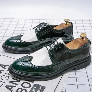 Sapatos casuais, estilo cavalheiro italiano, cor verde branco correspondente mocassim masculino brogue masculino sapato de casamento slip-on slip-on outono