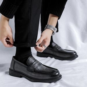Sapatos casuais tendências de moda sênior masculino de estilo britânico masculino macio anti-slip pães de borracha de couro de couro dirigindo