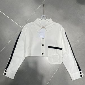 白人女性ブラウスシャツ豪華なクロップド長袖シャツの手紙Casaul Daily Tops Designer Lapel Neck Shirt