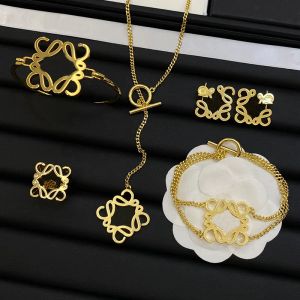 Luxury Thick Chains Necklaces Interlocking Letters Bracelets Golden Pendants Unisex Necklaces Jewelry Sets Flower Letter Diamond Bracelet