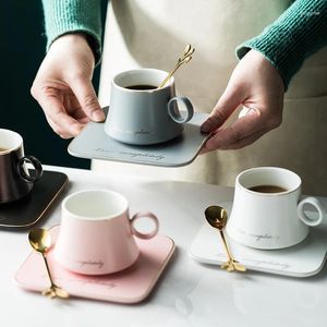 Tassen Untertassen HF Europäische Porzellan Keramik Tasse Sojamilch Frühstück Kondensuliert Kaffee Tee Tasse und Untertassen Sets Gold Löffel Tassen Weihnachten