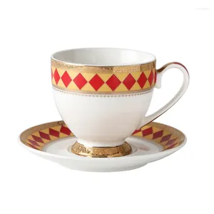 カップソーサースカンジナビアスタイルの手描きの金色の磁器コーヒーカップとソーサータザデカフェのためのホームウェディングギフト