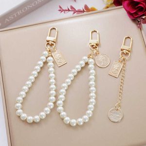 Keychains Lanyards Metal key chain small gift letter pendant ins pearl Q240403