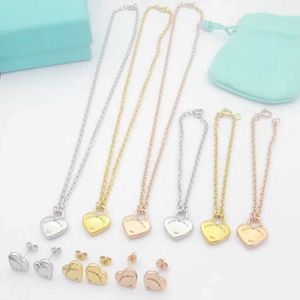 Designer Brand Gold Heart Necklace TIFFAYS Neckkedja Korta kvinnliga smycken 18K Titanium Steel Single Peach With Logo