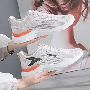 플라잉 직조 스포츠 신발 패션 한국 달리기 여성 봄 새로운 통기성 캐주얼