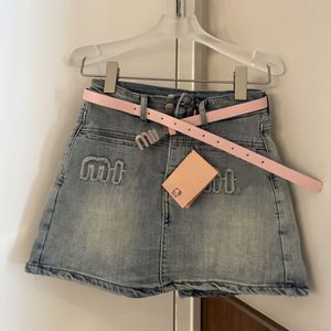 Kvinnors shorts designer kvinnor kläder miui sommar mode broderi brev temperament söt stil mångsidig rak rör himmel silkeshorts kjol med bälte