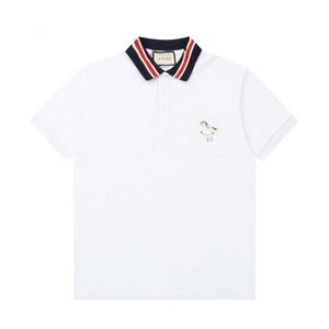 Designer Luxo Chaopai Classic Trojan Horse Polo Cirtle para moda versátil belo gola de manga curta com mangas curtas com bordados liderando o ombro Men Women