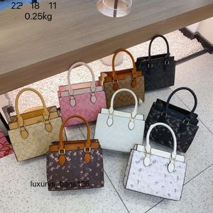 Mağaza Toptan Tasarımcı Çantaları Yeni Trend Kadınların El Taşınması Çapraz Bag 2024 Moda Büyük Kapasiteli Tek Omuz Crossbody Bag Alışveriş Çantası