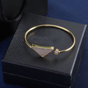 Charm smycken armband designer armband lyxiga smycken för kvinnor mode armband titan stål legering guldpläterad hantverk grossist diamant lyx